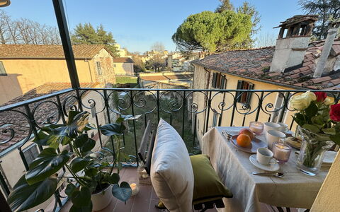 Casa Toto: Möbel, Stuhl, Balkon, Gartenmöbel, Tisch Im Freien, Zimmerpflanze, Schatten, Terrasse, Kaffetisch, Lampe