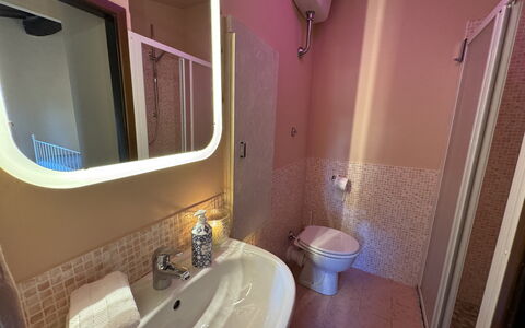 Casa Toto: Wand, Fussboden, Interior Design, Flooring, Armatur, Badezimmer, Installation, Zimmer, Bad Sink, Zapfhahn