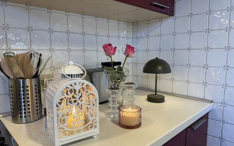 Casa Toto: Interior Design, Küche, Glas, Fliese, Zimmerpflanze, Blumentopf, Cabinetry, Countertop, Farbe