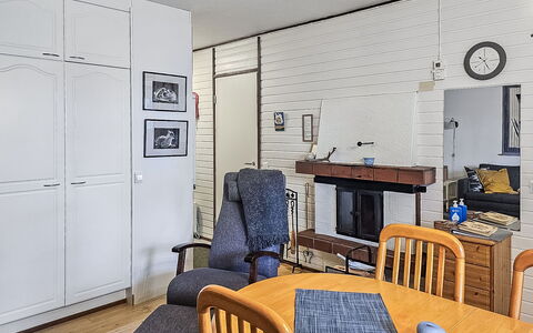 Saariseläntie 8 a 8: Möbel, Flooring, Interior Design, Fussboden, Holz, Decke, Zimmer, Cabinetry, Beleuchtung, Stuhl
