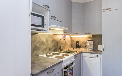 Saariseläntie 8 a 8: Küchengerät, Küche, Major Appliance, Countertop, Interior Design, Sinken, Möbel, Armatur, Cabinetry, Flooring