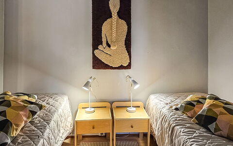 Saariseläntie 8 a 8: Wand, Interior Design, Flooring, Fussboden, Möbel, Schlafzimmer, Holz, Bett, Bettdecke, Beleuchtung