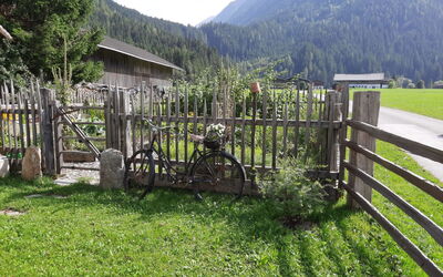 Neukirchen am Großvenediger 700: Fahrrad, Pflanze, Eigentum, Rad, Berg, Himmel, Zaun, Baum, Fahrrad-Rad, Natürliche Landschaft