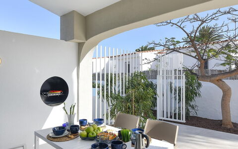 Velsuites 4: Tabelle, Möbel, Pflanze, Gebäude, Zimmerpflanze, Azurblau, Geschirr, Interior Design, Schatten, Blumentopf