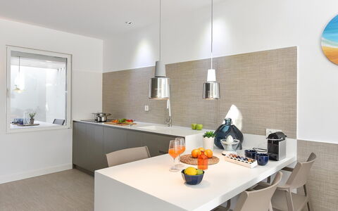 Velsuites 4: Tabelle, Möbel, Cabinetry, Geschirr, Orange, Beleuchtung, Interior Design, Küche, Gebäude, Holz