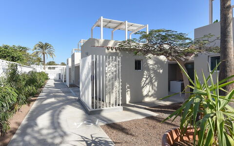 Velsuites 4: Himmel, Pflanze, Pflanzengemeinschaft, Azurblau, Arecales, Baum, Grundstueck, Urban Design, Nachbarschaft, Landschaft