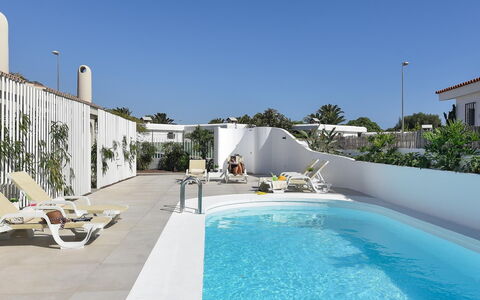 Velsuites 4: Wasser, Himmel, Eigentum, Schwimmbad, Pflanze, Gebäude, Azurblau, Schatten, Gartenmöbel, Freizeit