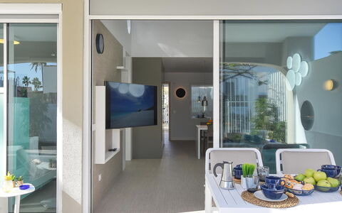 Velsuites 4: Gebäude, Möbel, Azurblau, Fenster, Tür, Interior Design, Wohnzimmer, Pflanze, Fussboden, Flooring