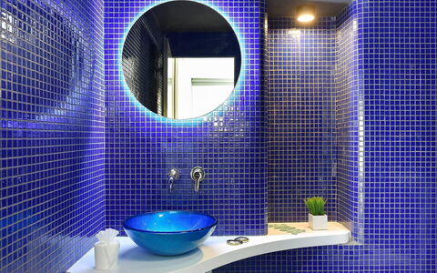 Velsuites 4: Spiegel, Eigentum, Zapfhahn, Armatur, Blau, Lila, Sinken, Licht, Azurblau, Badezimmer