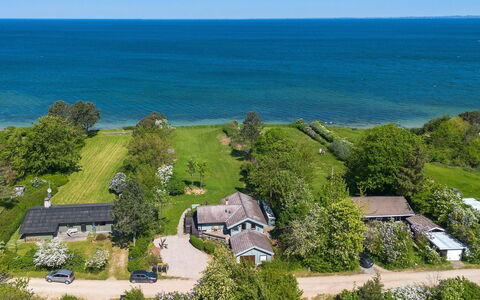 Eyer - 20M from the Sea: Schwimmbad, Gartenmöbel, Möbel, Resort, Flagstone, Eco Hotel, Schatten, Stuhl, Freizeit, Estate