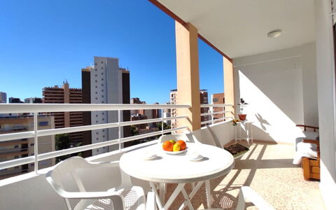 Amsterdam Playa Levante: Wasser, Himmel, Wolke, Eigentum, Schwimmbad, Strandresort, Azurblau, Blau, Gebäude, Gartenmöbel