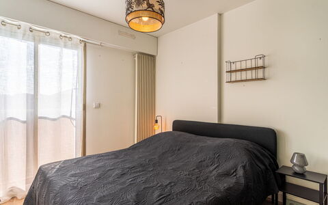 Hyères 250: Bett, Interior Design, Schlafzimmer, Möbel, Bedding, Wand, Bettdecke, Flooring, Fussboden, Holz