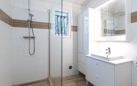 Villa Romana: Flooring, Interior Design, Fussboden, Armatur, Badezimmer, Badezimmerschrank, Decke, Installation, Cabinetry, Fliese