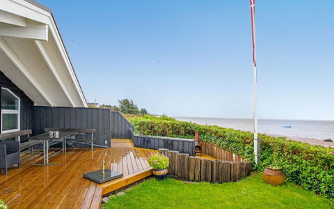 Holmwith - 50M from the Sea: Decke, Flooring, Interior Design, Fussboden, Verbundwerkstoff, Möbel, Resort, Hotel, Design, Daylighting