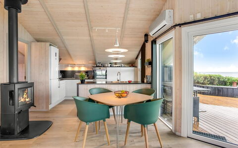 Holmwith - 50M from the Sea: Decke, Flooring, Interior Design, Fussboden, Verbundwerkstoff, Möbel, Resort, Hotel, Design, Daylighting