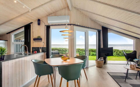 Holmwith - 50M from the Sea: Decke, Flooring, Interior Design, Fussboden, Verbundwerkstoff, Möbel, Resort, Hotel, Design, Daylighting