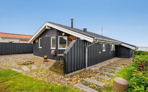 Holmwith - 50M from the Sea: Decke, Flooring, Interior Design, Fussboden, Verbundwerkstoff, Möbel, Resort, Hotel, Design, Daylighting