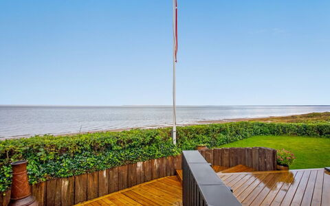 Holmwith - 50M from the Sea: Decke, Flooring, Interior Design, Fussboden, Verbundwerkstoff, Möbel, Resort, Hotel, Design, Daylighting