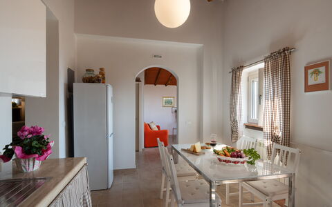 Casa Mimy: Tabelle, Möbel, Eigentum, Cabinetry, Holz, Fenster, Interior Design, Küche, Stuhl, Zimmerpflanze