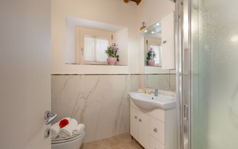 Casa Mimy: Spiegel, Badezimmerschrank, Cabinetry, Eigentum, Armatur, Sinken, Zapfhahn, Bad Sink, Badezimmer, Interior Design
