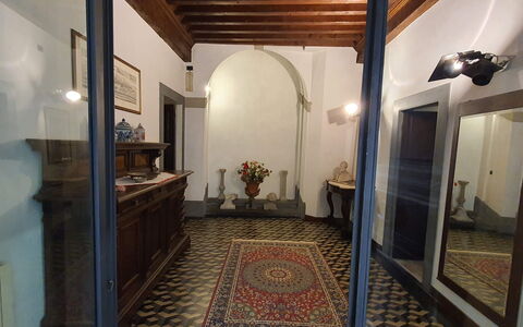 La Colonna: Bilderrahmen, Cabinetry, Zimmerpflanze, Gebäude, Holz, Interior Design, Die Architektur, Flooring, Tabelle, Fussboden