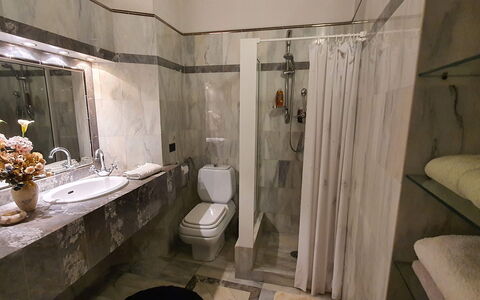 La Colonna: Spiegel, Armatur, Zapfhahn, Sinken, Gebäude, Badezimmer, Dusche Stange, Interior Design, Dusche, Fussboden