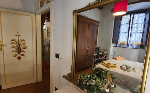 La Colonna: Eigentum, Fenster, Pflanze, Holz, Gebäude, Tür, Interior Design, Fussboden, Couch