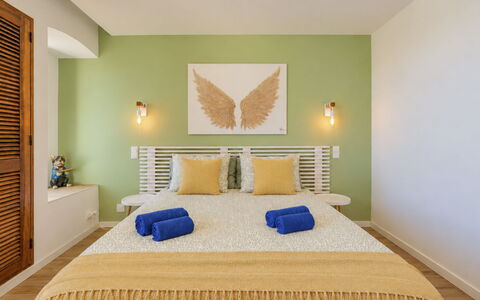 La Perle D'Albufeira: Möbel, Interior Design, Bett, Schlafzimmer, Wand, Fussboden, Holz, Flooring, Decke, Bedding