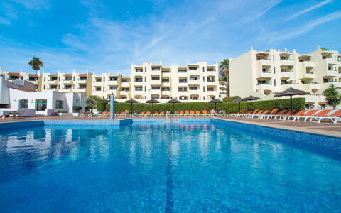 La Perle D'Albufeira: Wasser, Gebäude, Eigentum, Himmel, Pflanze, Baum, Fenster, Freizeit, Urban Design, Schwimmbad