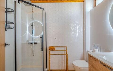La Perle D'Albufeira: Wand, Armatur, Interior Design, Flooring, Badezimmer, Beleuchtung, Installation, Decke, Fussboden, Zapfhahn