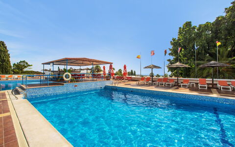 La Perle D'Albufeira: Wasser, Gebäude, Eigentum, Himmel, Pflanze, Baum, Fenster, Freizeit, Urban Design, Schwimmbad