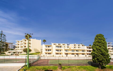La Perle D'Albufeira: Wasser, Gebäude, Eigentum, Himmel, Pflanze, Baum, Fenster, Freizeit, Urban Design, Schwimmbad