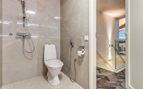 Villa Hill Magia: Möbel, Interior Design, Flooring, Fussboden, Tabelle, Decke, Küche & Esszimmer Tisch, Beleuchtung, Stuhl, Zuhause