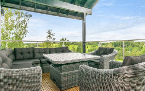 Villa Hill Magia: Möbel, Interior Design, Flooring, Fussboden, Tabelle, Decke, Küche & Esszimmer Tisch, Beleuchtung, Stuhl, Zuhause
