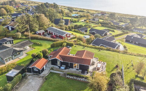 Annesette - 300M from the Sea: Möbel, Interior Design, Flooring, Holz, Fussboden, Decke, Holzboden, Stuhl, Tabelle, Beleuchtung