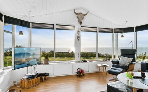 Annesette - 300M from the Sea: Möbel, Interior Design, Flooring, Holz, Fussboden, Decke, Holzboden, Stuhl, Tabelle, Beleuchtung