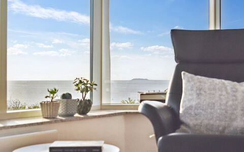Annesette - 300M from the Sea: Möbel, Interior Design, Flooring, Holz, Fussboden, Decke, Holzboden, Stuhl, Tabelle, Beleuchtung