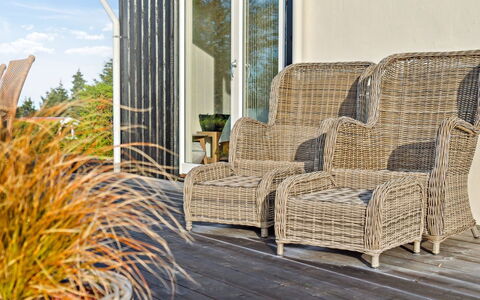 Annesette - 300M from the Sea: Möbel, Interior Design, Flooring, Holz, Fussboden, Decke, Holzboden, Stuhl, Tabelle, Beleuchtung
