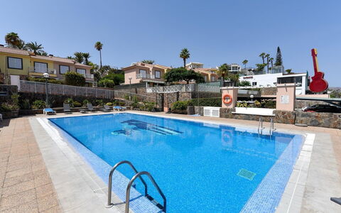 By Villagrancanaria: Wasser, Himmel, Eigentum, Gebäude, Schwimmbad, Pflanze, Baum, Gartenmöbel, Haus, Stuhl