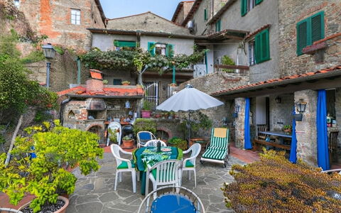 La Casa del Fale di Collodi: Haus, Strauch, Blumentopf, Garten, Hof, Garten, Zimmerpflanze, Hazienda, Landscaping, Balkon