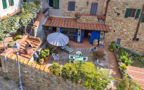La Casa del Fale di Collodi: Wand, Blumentopf, Zimmerpflanze, Backstein, Gartenmöbel, Garten, Hof, Garten, Stuhl, Tisch Im Freien
