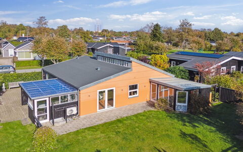 Erko - 300M from the Sea: Dach, Haus, Grundstueck, Zuhause, Hütte, Estate, Gartenbauten, Schatten, Blockhaus, Landscaping
