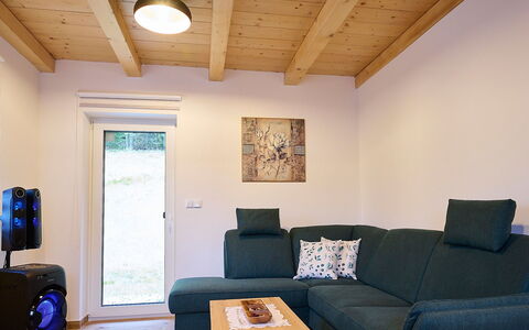 U Lesa: Eigentum, Möbel, Komfort, Holz, Couch, Interior Design, Wohnzimmer, Fussboden, Schatten, Flooring