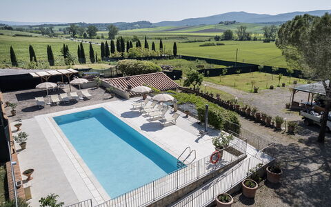 Anilde, Holiday Home with Pool, Wifi, Tuscany: Himmel, Eigentum, Pflanze, Schwimmbad, Wasser, Gebäude, Baum, Freizeit, Urban Design, Grundeigentum