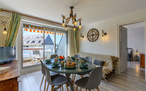 Les Cardinaux: Tabelle, Möbel, Bilderrahmen, Stuhl, Holz, Beleuchtung, Gebäude, Interior Design, Fussboden, Flooring