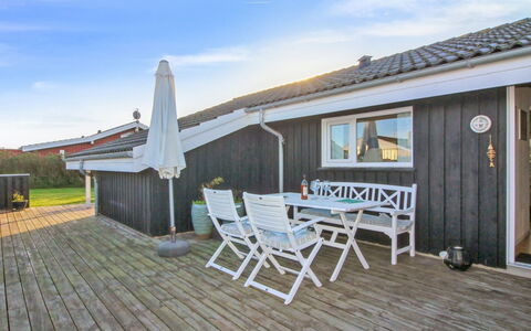 Freda - 400M from the Sea: Decke, Flooring, Interior Design, Fussboden, Verbundwerkstoff, Möbel, Resort, Hotel, Design, Daylighting