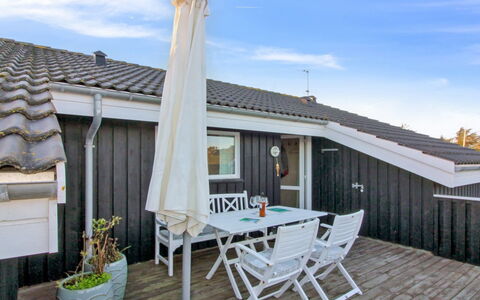 Freda - 400M from the Sea: Decke, Flooring, Interior Design, Fussboden, Verbundwerkstoff, Möbel, Resort, Hotel, Design, Daylighting