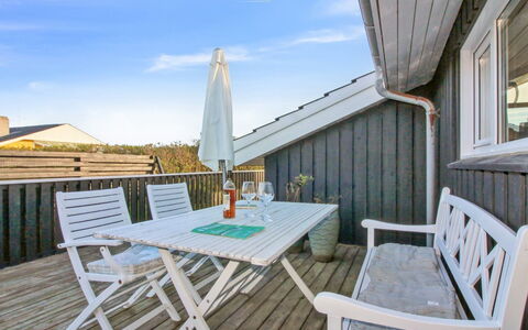 Freda - 400M from the Sea: Decke, Flooring, Interior Design, Fussboden, Verbundwerkstoff, Möbel, Resort, Hotel, Design, Daylighting