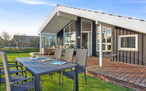 Freda - 400M from the Sea: Decke, Flooring, Interior Design, Fussboden, Verbundwerkstoff, Möbel, Resort, Hotel, Design, Daylighting