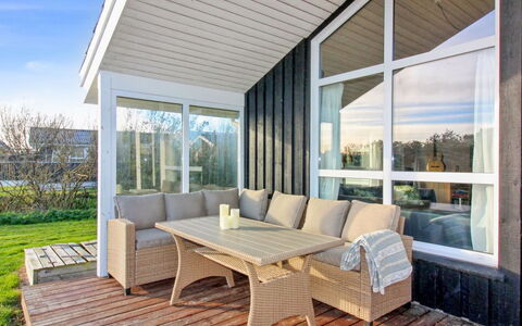 Freda - 400M from the Sea: Decke, Flooring, Interior Design, Fussboden, Verbundwerkstoff, Möbel, Resort, Hotel, Design, Daylighting